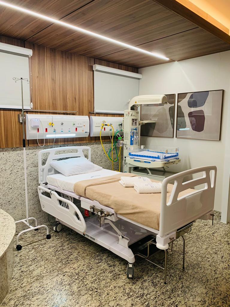 Ambiente hospitalar com equipamentos de assistência neonatal